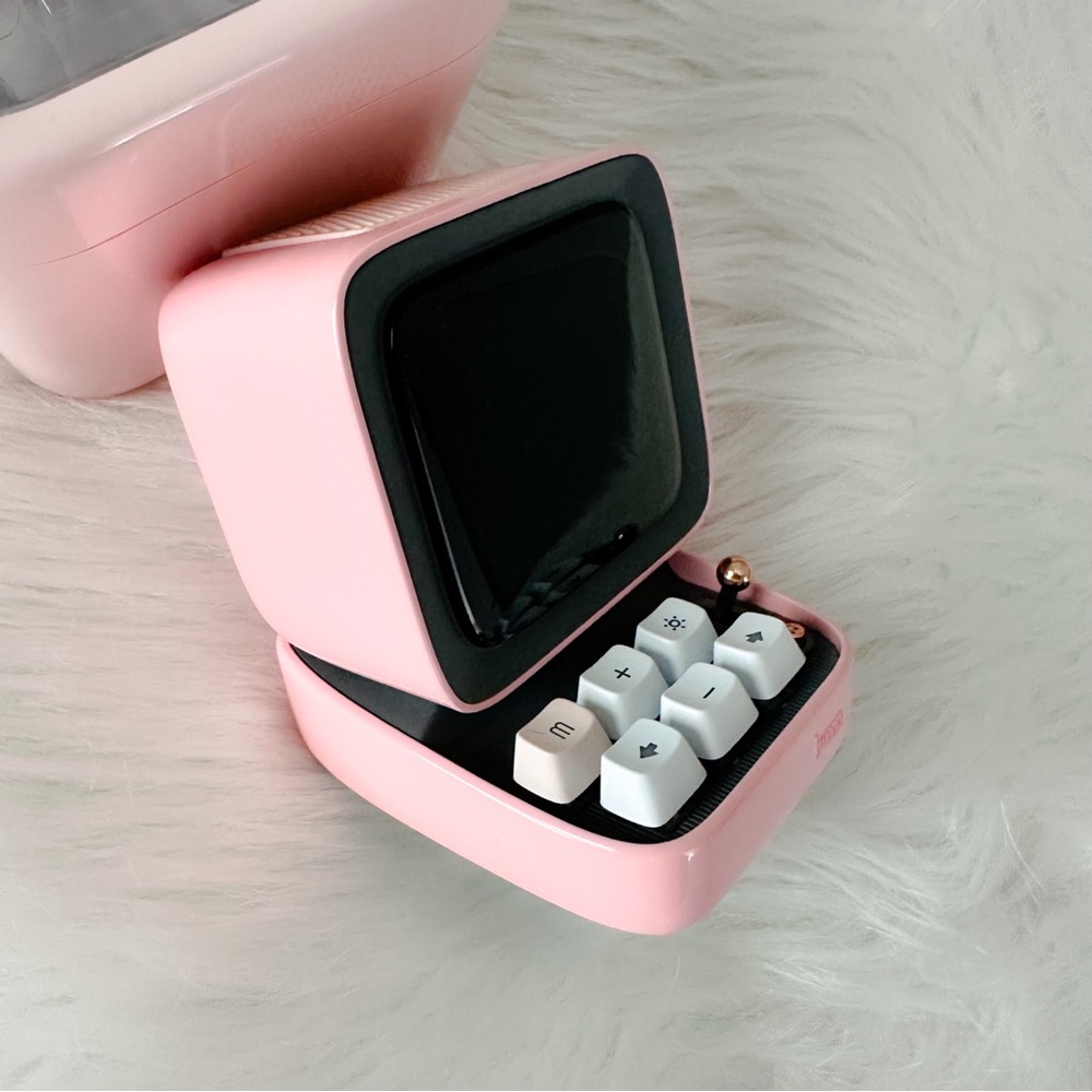 Divoom Ditoo Retro Pixel Art Game, Bluetooth Speaker, Alarm clock and more - Picture 8 of 9